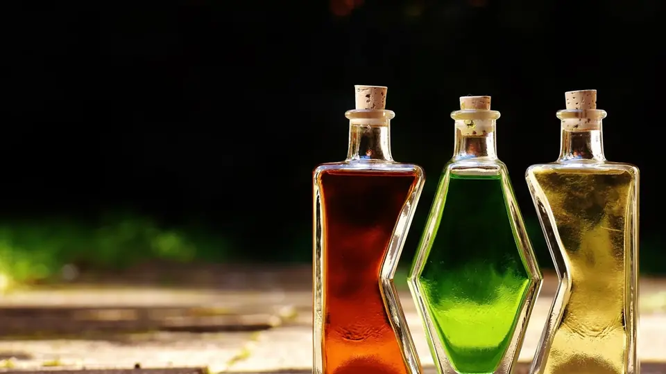 En række parfumeflasker stillet op ved siden af hinanden