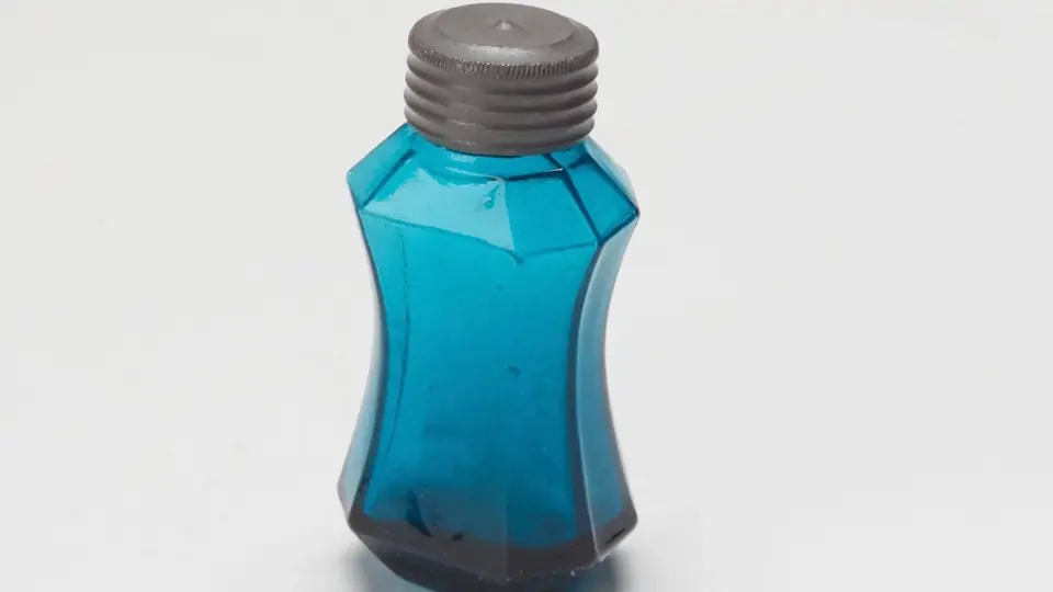 Parfumeflaske i lyset fra et vindue