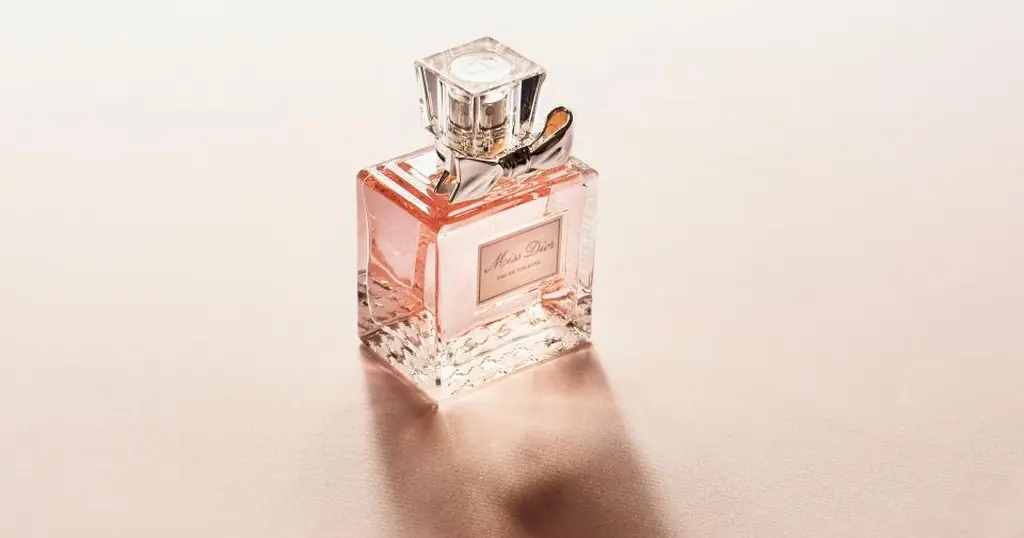 Glasflakon med parfume af den slags, der kan ligge bag lågerne